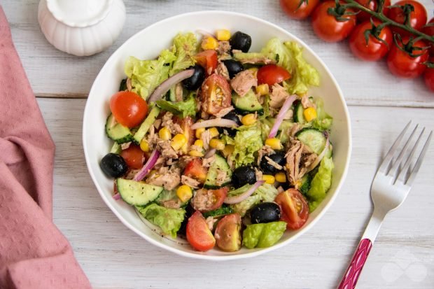 Salad with tuna, vegetables and corn