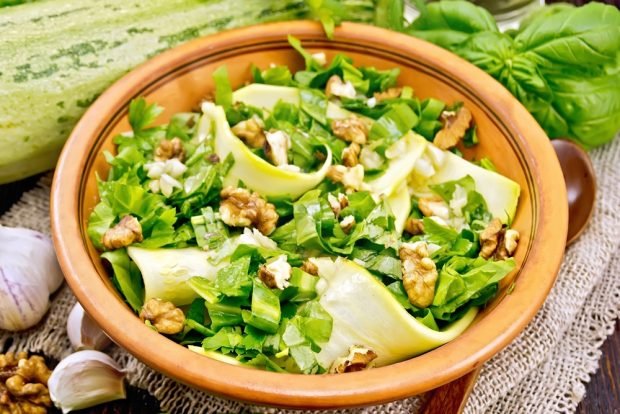 Salad with zucchini, sorrel and nuts