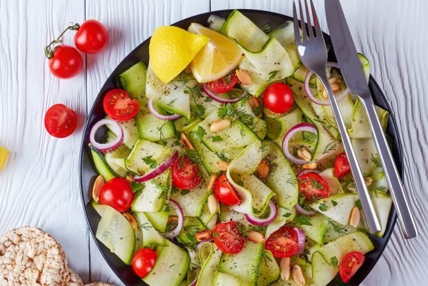 Salad with zucchini, vegetables and peanuts