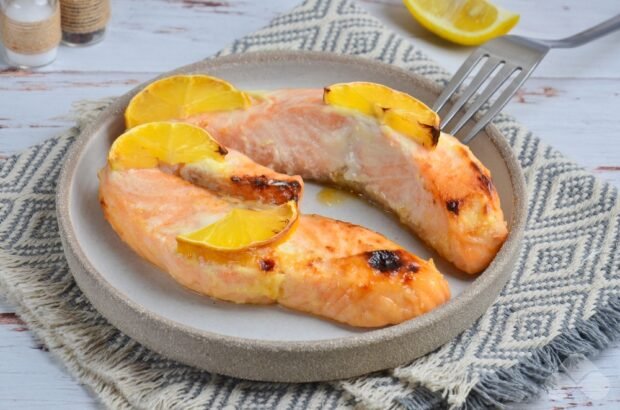 Salmon with lemon and honey in the oven