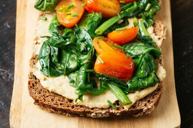 Sands with hummus, tomatoes and spinach