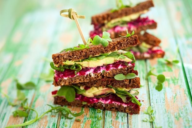 Sandwalker with beetroot and avocado