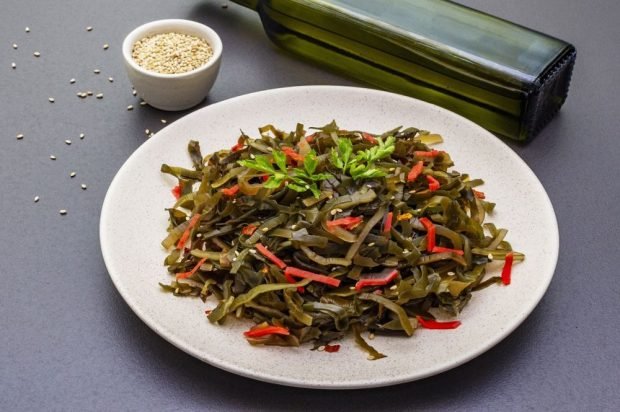 Sea cabbage and bell pepper salad