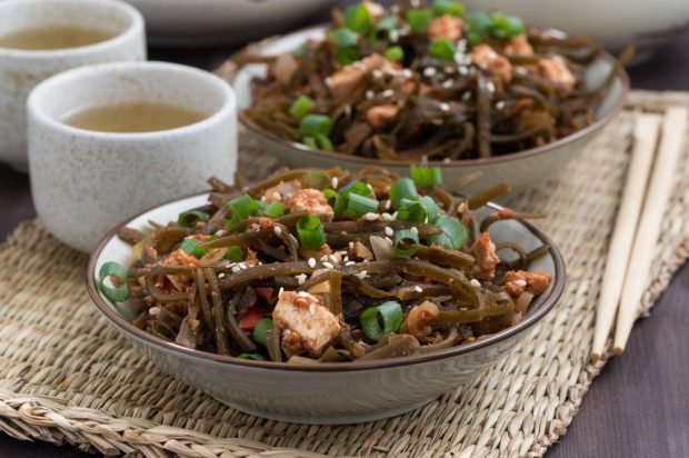 Sea cabbage salad with tofu and onion