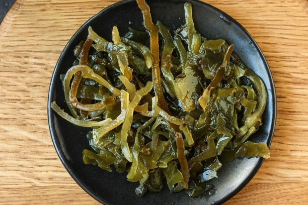 Sea cabbage salad without vinegar