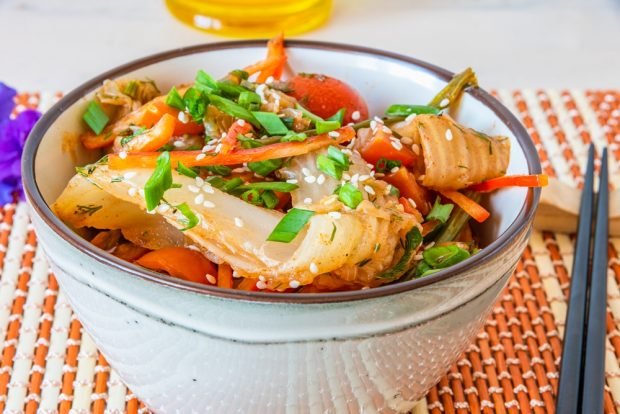 Sharp salad with Beijing cabbage and vegetables