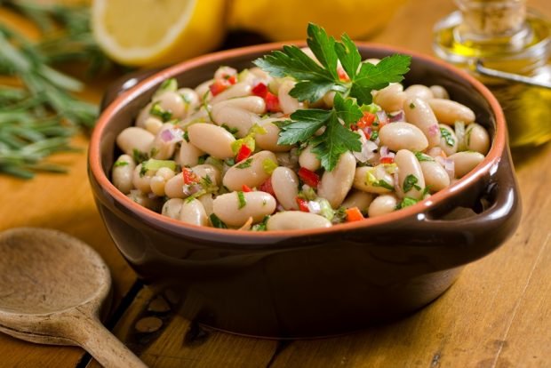 Sharp salad with boiled beans