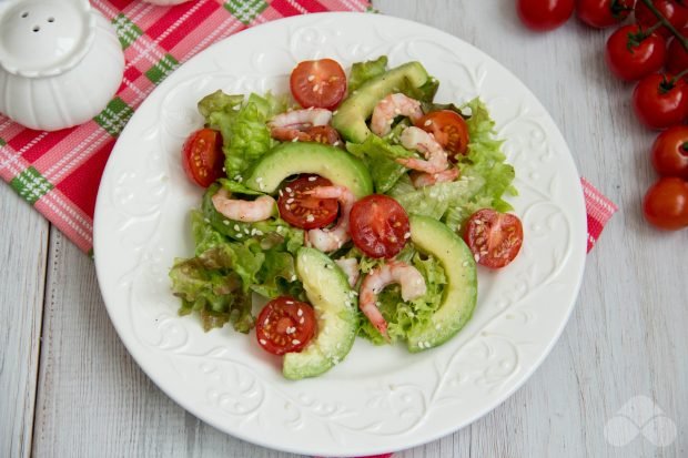 Shrimp salad, avocado and cherry tomatoes