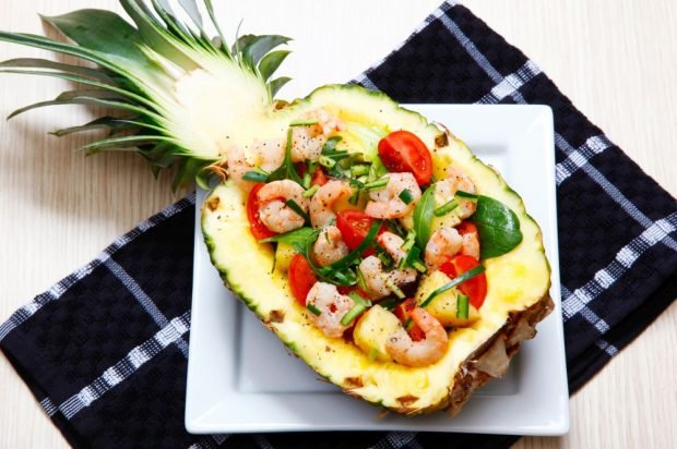 Shrimp salad, tomatoes and pineapple