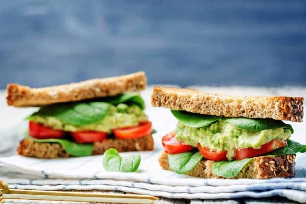 Spinach and guacamole sandwich