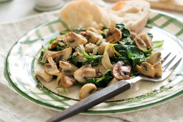 Spinach salad, mushrooms and parmesan