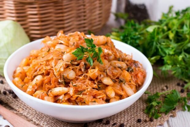 Stewed cabbage with canned beans