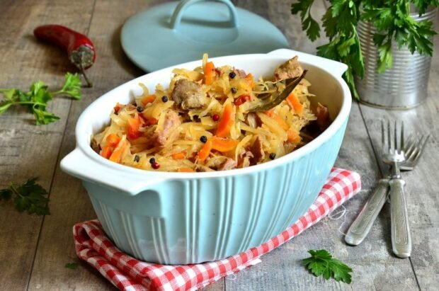 Stewed cabbage with turkey