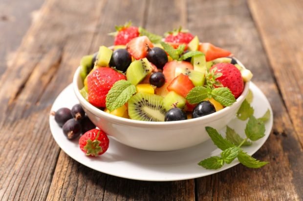 Strawberry, currants, kiwi and peach fruit salad