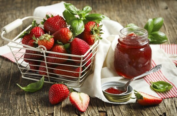 Strawberry jam with basilic