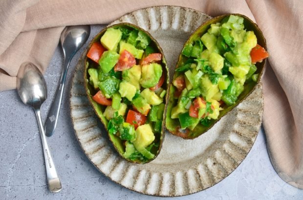 Stuffed avocado with tomatoes and pepper