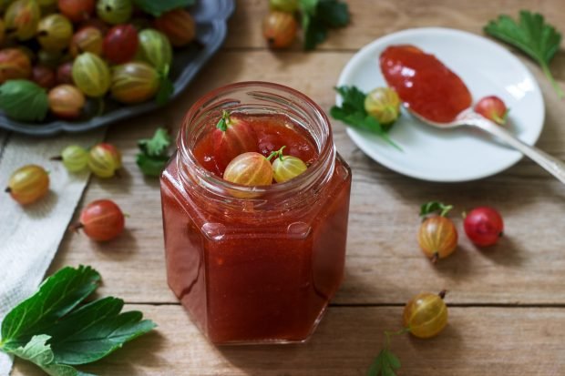 Thick jelly jelly of gooseberries