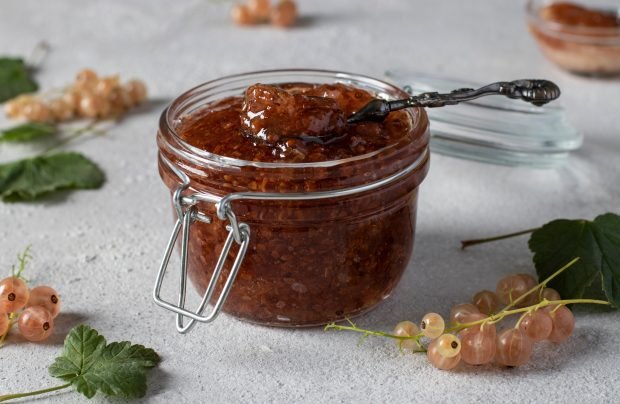 Thick jelly jelly of white currants