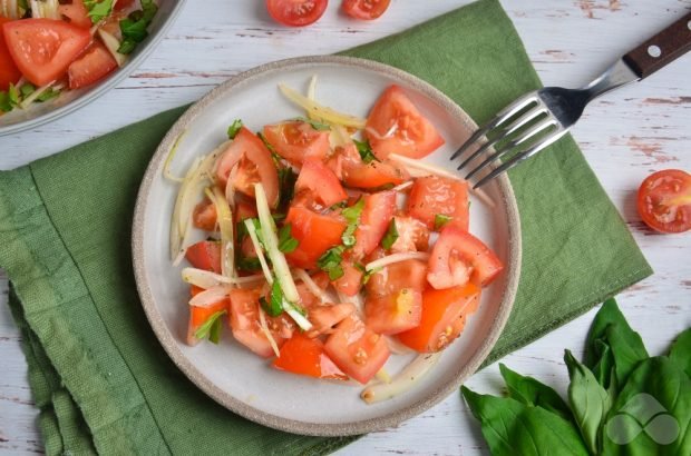 Tomato salad with onions and basil