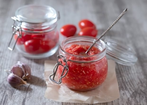 Tomatoes with garlic for the winter