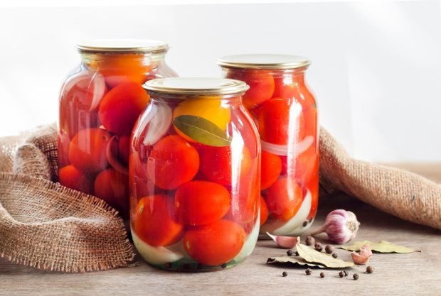 Tomatoes with onions for the winter