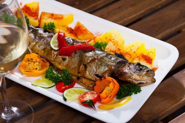 Trout with Bulgarian pepper in the oven