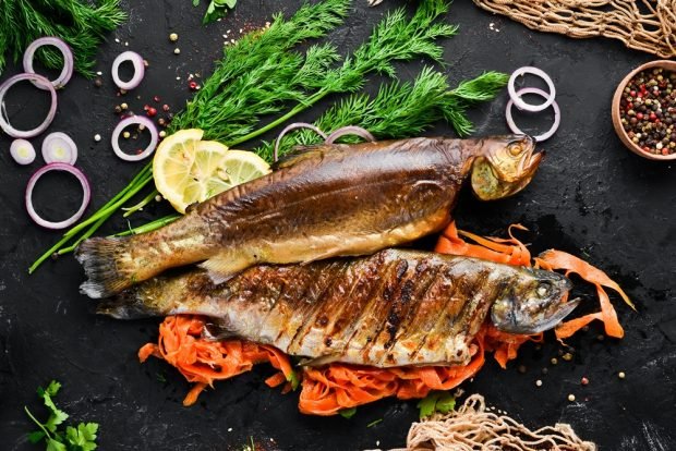 Trout with carrots in the oven