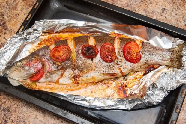 Trout with tomatoes and soy sauce