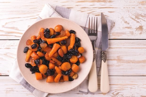 Tsimes with dried fruits and almonds