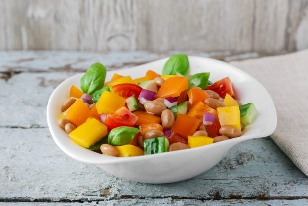 Vegetable salad with beans