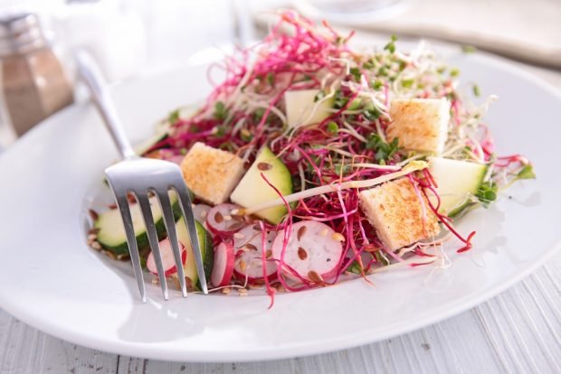 Vegetable salad with crackers