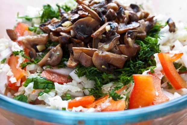 Vegetable salad with mushrooms and onions