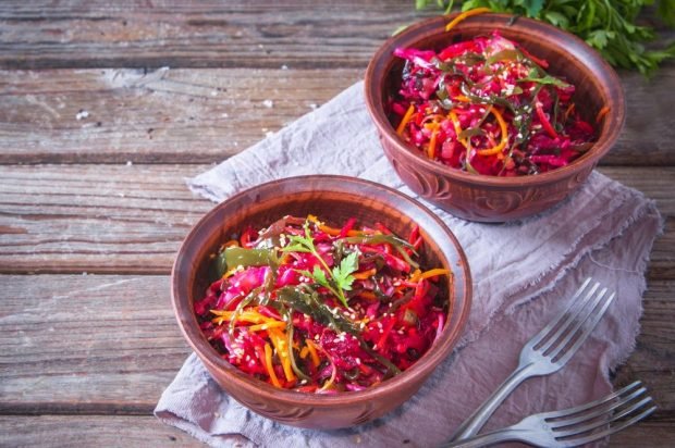 Vegetable salad with sea cabbage