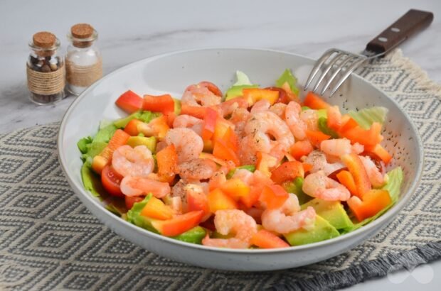 Vegetable salad with shrimp