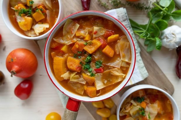 Vegetable stew with cabbage