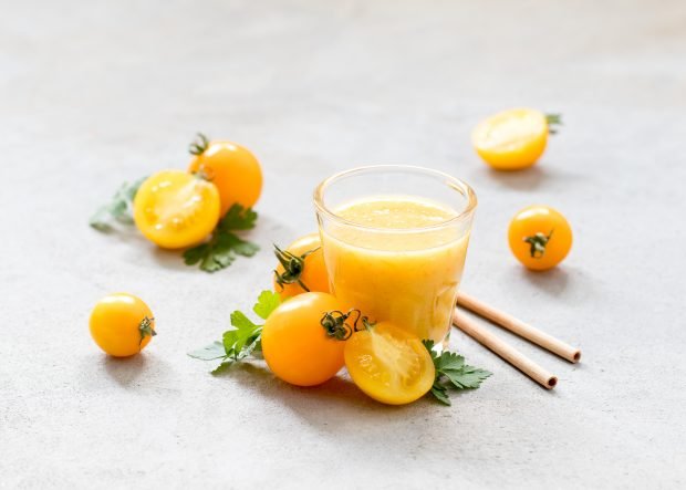 Yellow tomatoes juice for the winter