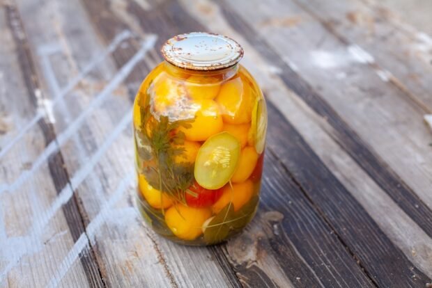 Yellow tomatoes with zucchini for the winter